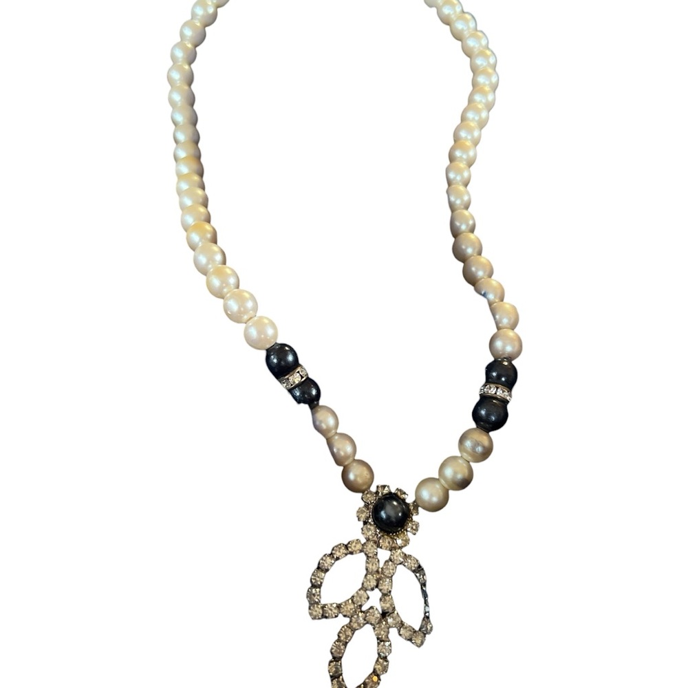 Costume Chic Pearl and Black Bead Necklace with Leaf Pendant